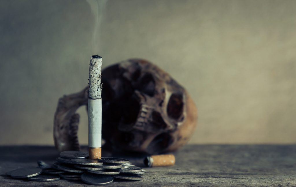 dejar de fumar
calavera cigarro
tabaco dinero